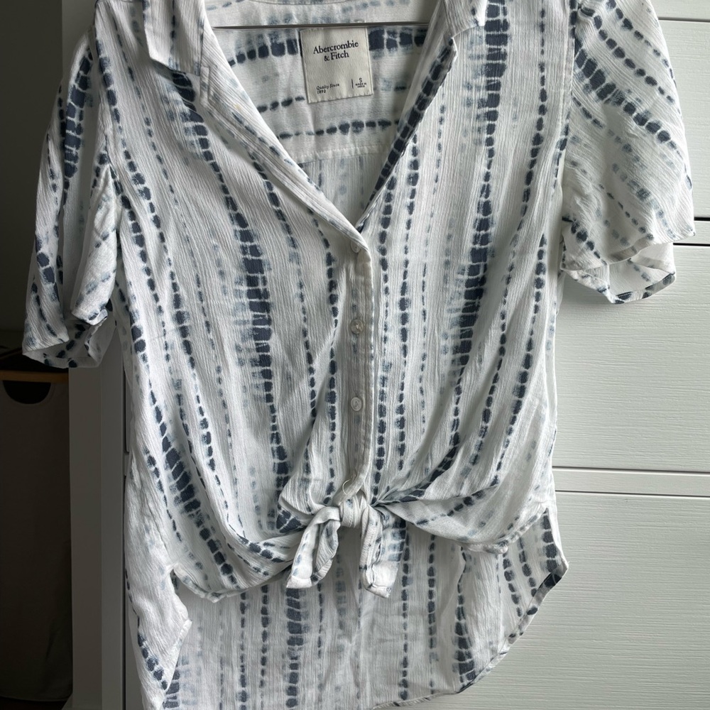 Abercrombie & Fitch Women's Blue and White Button-Up Top